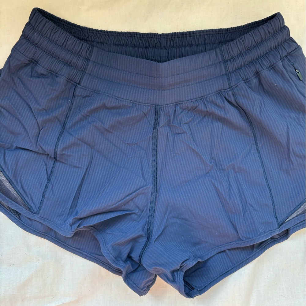 Lululemon EUC Hotty Hot Shorts 2.5 inches
